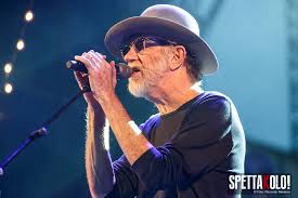 Vide le luci in mezzo al mare penso alle notti la in america ma erano solo lampare e la bianca scia di un'elica senti il dolore nella musica si alzo dal pianoforte ma quando vide la luna uscire da una nuvola gli sembro piu dolce anche la morte. Francesco De Gregori Una Playlist Per Riscoprire Qualche Gemma Nascosta Spettakolo It