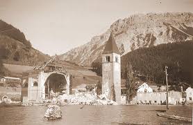 A mother returns to curon with her children, but her past experiences start haunting her family. Der Versunkene Turm In See Symbol Des Reschensees Im Vinschgau