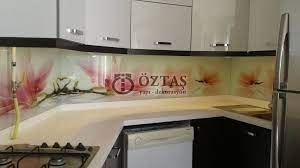 Beyaz Cicekli Mutfak Tezgah Arasi Cam Kaplama Mutfak Tezgahi Mutfak Dekorasyon