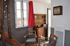 L'autre particularité remarquable de ce bâtiment est d'être la plus petite maison de france. La Plus Petite Maison De France Photos Facebook