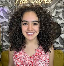 New cut and subtle color changes everything ✨ • • • Link in bio to book  your next curls appointment • • • #curl #curls #curly #curlscurlscurls  #curlycommunity #curlstylist #curlspecialist #curlspoppin #bayarea  #bayareahairstylist