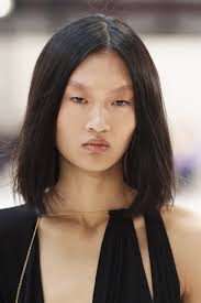 Taglio di capelli bob con frangetta. Capelli Alle Spalle I Tagli Medi Da Portare Mossi Scalati O Asimmetrici The Wom Beauty