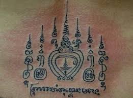 Alors que pour certains, les tattoos deviennent une obsession (ils désirent couvrir d'encre chaque recoin de leur corps), pour d'autres, se faire tatouer peut avoir une signification symbolique ou être simplement un moyen de séduction. Tatouages Thailandais Significations Et Roles Des Sak Yant