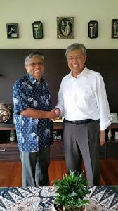 Tan sri zainuddin maidin, bekas menteri penerangan dalam satu status twitter miliknya meluahkan rasa kesal dan tidak puas hati terhadap sikap pemandu teksi terhadap tun mahathir serta pelanggan yang terdiri daripada orang awam. Malaysiakini Zam Jokes About Arrest After Dpm Visit