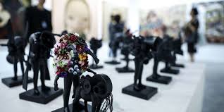 Apresiasi seni juga dapat diartikan sebagai kesadaran akan menilai dengan cara menghayati sebuah karya seni secara umumnya. Apresiasi Terhadap Keunikan Gagasan Karya Seni Rupa Terapan Nusantara Halaman All Kompas Com