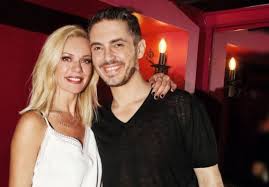 Απόδραση στην πάρο για το ζευγάρι. Zeta Makrypoylia Mixalhs Xatzhgiannhs Full In Love Hello Magazine