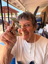 Police help Ngoan decorate the house for the new year 2025