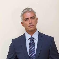 Η δολοφονική επίθεση σημειώθηκε στην οδό άννινου 24 στον άλιμο, έξω από το σπίτι του. Giwrgos Kalliakmanhs O Prw8ypoyrgos 8elei Na Antameipsei Toys Astynomikoys Kai Oi Astynomikoi Xreiazontai Thn Epibrabeysh Bloko