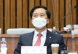 김 의원은 이날 치러진 원내대표 경선에서 소속 의원 100명 중 66명의 지지를 얻어 차기 원내대표에. Axu7w4vnfs Q5m
