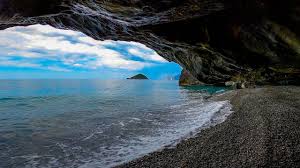 Πρόκειται για μια πανέμορφη αμμουδερή παραλία με. Mia Mystikh Sphlia Gia Apodraseis Sthn Eyboia Itravelling