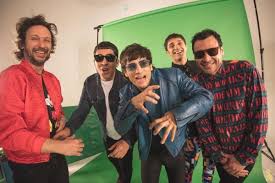  18  sus ganancias personales en aquel momento procedían de un 1% de regalías sobre una ars estimado de nueve millones en ventas de discos, así como un adicional de 600 000 para el álbum de reediciones y ars 500 000. Entrevista Joaquin Levinton Y Fernando Caloia Turf Crock Com Ar