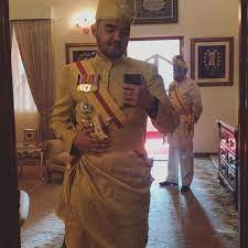Ia adalah putra dan pewaris tahta dari sultan selangor, sultan sharafuddin idris shah. Pin Pa Malaya Tiger