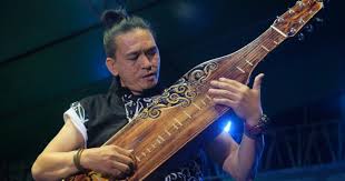 Cara memainkan gamelan adalah dengan dipukul menggunakan alat pemukul. 25 Alat Musik Sulawesi Selatan Utara Barat Gambar Lengkap