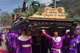 Durante la semana santa en guatemala se elaboran alfombras de aserrín (foto prensa libre: Semana Santa Holy Week In Antigua Guatemala Maximo Nivel