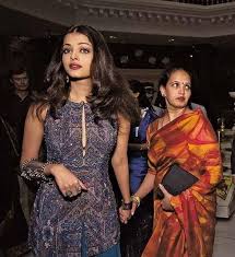 A Rare Pic Of Aishwarya With Her Mom Aishwarya Rai Bachchan Beautiful Indian Actress Aishwarya Rai Young