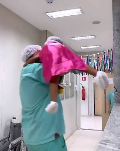 This pediatric doctor dresses his patients up as superheroes before their  surgeries. 🥹❤️ I've never been had any major surgery and I've only been  put under a few times, but for a little kid it must be ...