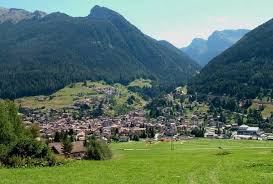 Circondata da alcuni dei più noti gruppi montuosi delle dolomiti, la valle è un'importante meta turistica sia invernale sia estiva. Moena E La Val Di Fassa Hotel Maria Hotel Maria