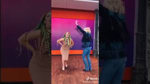 Ya laura había publicado hace un tiempo un video bailando salsa y, a juzgar por. Laura Bozzo Bailando Que Digan Lo Que Quieran De Mi Barbara Toledo En Tiktok Youtube