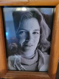 I was never asked to a prom, never had a group of friends that went either  (friends with girls whose parents didn't let them do anything). Always  assumed i was fat no