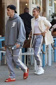 Click Through To See And Get Inspired By How Hailey Bieber Makes Sneakers And Sweatpants Look Unfairly Chic Fashion Hailey Baldwin Street Style Sneakers Looks