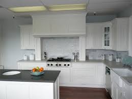 In reality even white, grey and black have hues geometric tiles: Schwarze Keramische Fliesen Backsplash Moderne Fur Die Weisse Kuche Ist Schwarz Weiss Und White Modern Kitchen Modern Kitchen Backsplash White Kitchen Backsplash