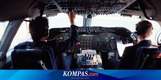 Seorang penerbang pesawat alias pilot bisa memiliki penghasilan yang cukup tinggi. Pikat Pilot Asing Maskapai Penerbangan China Tawarkan Gaji Selangit Halaman All Kompas Com