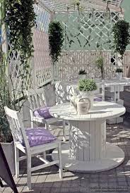 Mithilfe Von Paletten Und Kisten Um Die Cafe Garten Garden Cafe Aus Paletten Garden And Terr Pallet Furniture Outdoor Diy Garden Furniture Pallet Outdoor