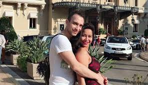 وجهت شيرين رسالة لزوجها الفنان حسام حبيب، حيث قالت حبيبي حسام… أطلقت المطربة المصرية شيرين عبد الوهاب أحدث أغانيها الجديدة نساي المصورة على طريقة الفيديو كليب الشهيرة، عبر قناتها بموقع youtube، وقد أطلت شيرين بإطلالة مختلفة وهي تشتكي. Ø§Ù„ÙƒØ´Ù Ø¹Ù† ØªÙØ§ØµÙŠÙ„ Ù…ÙƒØ§Ù„Ù…Ø© Ø­Ø³Ø§Ù… Ø­Ø¨ÙŠØ¨ ÙˆØ£Ø´Ù‡Ø± Ù…Ø¹Ø¬Ø¨Ø§Øª Ø´ÙŠØ±ÙŠÙ† Laha Magazine