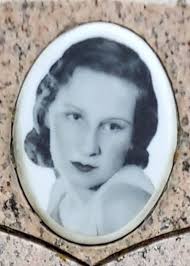 Adelina De Hoyos Salas (1916-2002)