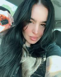 Alix Rose's Instagram, Twitter & Facebook