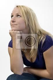 Wann fängt das konzert an, bitte? Eine Junge Frau 21 Jahre Alt Vertraumt Leinwandbilder Bilder Tagtraumer Traumerei Sitzen Myloview De