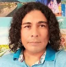 flores por doquier. . . Flores, flores y más flores. Una tina con agua y  flores, un barniz rojo y una camisa de hombre. Mi tatuaje que me recuerda  que la belleza