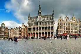 Nur einen tagesausflug entfernt liegt brüssel, die hauptstadt des landes, mit sehenswerten gebäuden und den institutionen der europäischen politik. Brussel Die Belgische Hauptstadt Reisetouri De