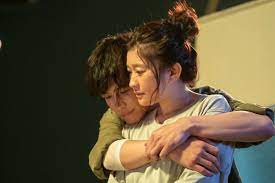 篠原涼子×岩田剛典、禁断のバックハグ Netflixシリーズ『金魚妻』本編映像公開 - ぴあ映画