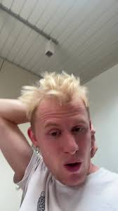 Elias in Retail: A Unique Microphone Performance