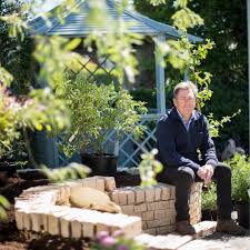 In Der Serie Alan Titchmarsh Liebe Deinen Garten Steht Der Erfahrene Gartner Und Tv Moderator Alan Titchmarsh Gartenbesitzern B Garten Design Garten Serien