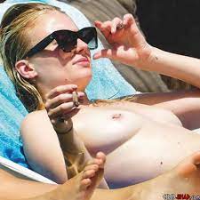 Sophie turner nip slip