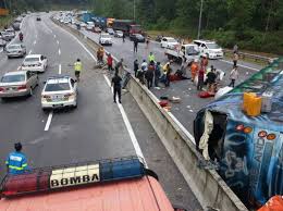 Karak undang kereta di mana. Bas Pesiaran Terbalik 12 Pelancong Singapura Cedera