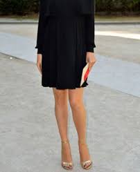 L'un de mes conseils de style préférés pour porter des mocassins avec des robes est d'éviter les collants et d'opter pour des chaussettes qui font vraiment ressortir les chaussures, la robe et l'ensemble de la tenue. Chaussures Avec Robe Noire 27 Exemples