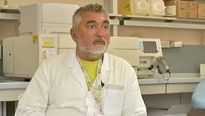 Centinaia di persone stanno dando in questo momento l'ultimo saluto all'ex primario di pneumologia dell'ospedale carlo poma di mantova, giuseppe de donno, i cui funerali sono in corso. E5u9tqguzxddcm