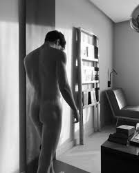 Il cantante e modello Manu Ríos pubblica una foto nudo - BitchyX