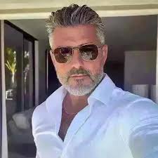 Eres una de las mujeres más hermosas que he visto en mi vida. Me encanta  verte. 😍😍 Quiero hablar contigo. Por favor, respóndeme. Al menos toca el  corazón y dime hola. Este