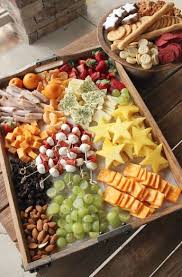 Die Idee Des Aufschnittes Svetlana Rodionova Aufschni Holiday Cheese Platter Party Food Appetizers Holiday Cheese