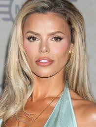 Dixie Sinclair's Instagram, Twitter & Facebook