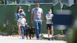 Affleck talks about fame, his role in batman v superman, the end of his marriage to jennifer ben affleck is about to star in batman v superman: Ben Afflecks Freundin Ana Kommt Super Mit Seinen Kids Aus Promiflash De