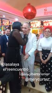 gracias a todo un equipo de trabajo maravilloso se hizo una cuña de navidad  muy linda en colaboración de todos. lo pueden ver en instagram  @estrellasporsiempre @lasalaya los amo mi gente querida. ...