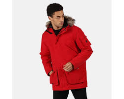 Choix des matières, avec coton, laine, textiles synthétiques, ajout de velours ou de fausse fourrure. Veste Homme Impermeable Et Isolante Avec Capuche Bordee De Fausse Fourrure Salinger Ii Rouge Regatta