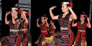 Sebuah tarian dinamis penuh keseimbangan dengan suasana keagamaan. 10 Macam Macam Tarian Daerah Yang Unik Penuh Keelokan Dan Asli Nusantara Merdeka Com