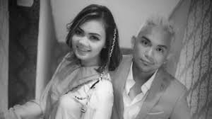 Fimela.com, jakarta lagu kolaborasi nike ardilla dan inka christie dalam single legendaris 'cinta kita' adalah sebuah tribute untuk penyanyi yang pada 27 desember 2020 lalu nyanyikan lagu cinta. Lirik Lagu Cinta Kita Ini Dia Kisah Cinta Fakhrul Razi Dan Rina Nose Pasti Bikin Kamu Baper Tribunstyle Com