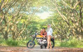 Prewedding dengan motor cb : Tika Artha Foto Prewedding Berhijab Di Kapal Kri Dewaruci Lhf Blog